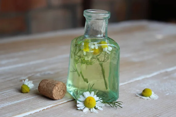 Bouteille en verre avec teinture de camomille — Photo