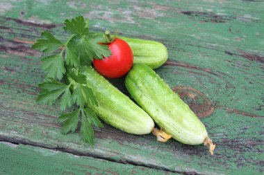 Organik yeşil salatalık ve domates panoları arka planda