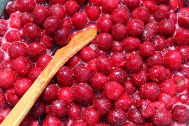 Şeker ve tahta kaşık ile kırmızı kiraz