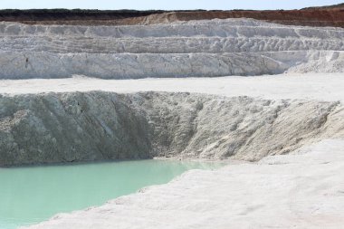 Kil madenciliği. Beyaz kilden güzel bir arka plan. Mavi su
