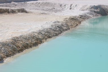 Kil madenciliği. Beyaz kilden güzel bir arka plan. Mavi su