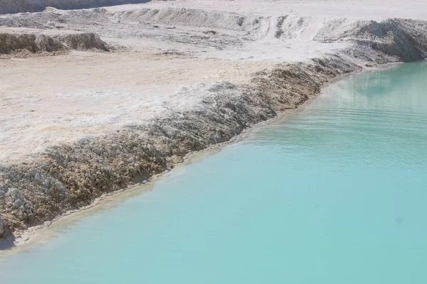 Kil madenciliği. Beyaz kilden güzel bir arka plan. Mavi su