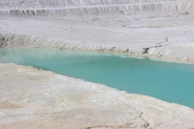 Beyaz kil ve mavi suyun arka planı