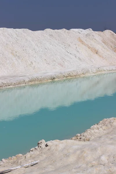 Глинодобыча. Мбаппе на фоне белых когтей. Синяя вода. — стоковое фото