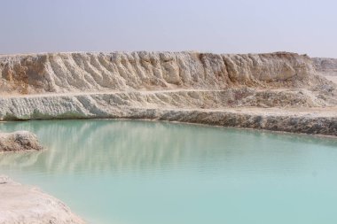 Kil madenciliği. Beyaz kilden güzel bir arka plan. Mavi su.