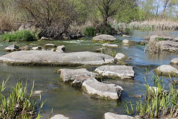 Büyük granit taşlı bir nehir. Steppe. Doğa — Stok fotoğraf