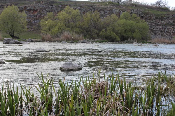 Río con grandes piedras de granito. Steppe. Naturaleza —  Fotos de Stock