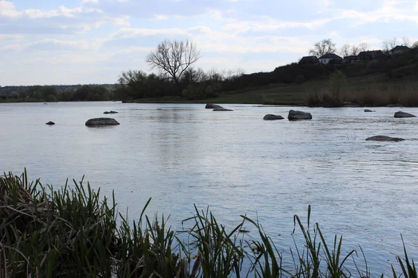 Rivier met grote granieten stenen. Steppe. Natuur — Stockfoto