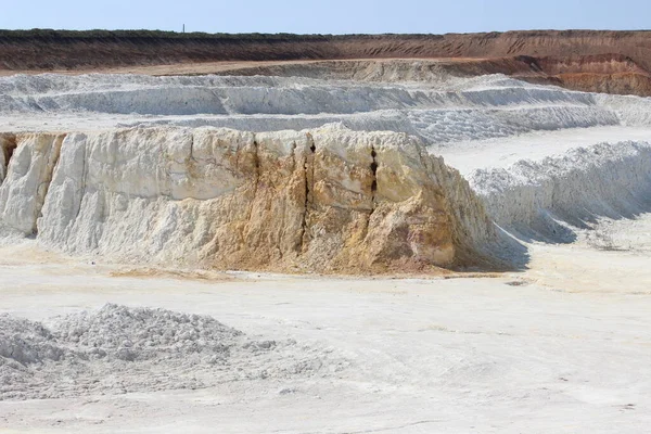 Klei mijnbouw. Mooie achtergrond van witte klei. — Stockfoto