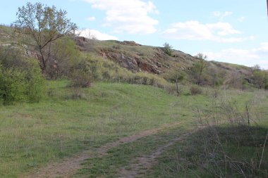 Kil madenciliği. Atık toprak tepe ve taş ocağı yolu.