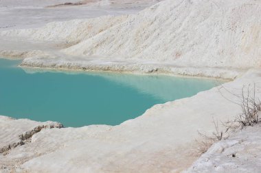 Beyaz kil ve mavi suyun arka planı