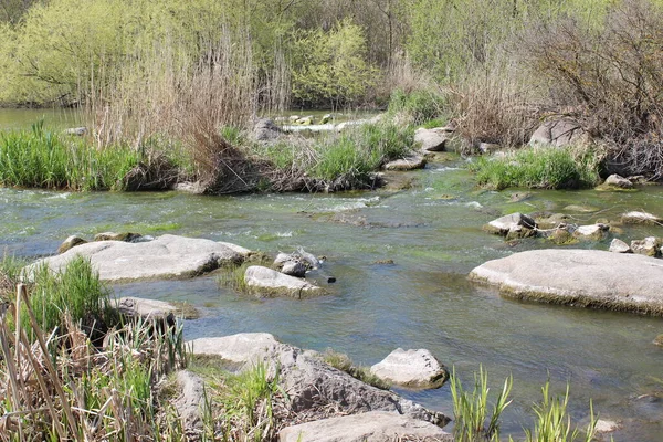 Řeka s velkými žulovými kameny. Steppe. Nature — Stock fotografie