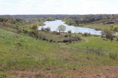 Büyük granit taşlı bir nehir. Steppe. Doğa