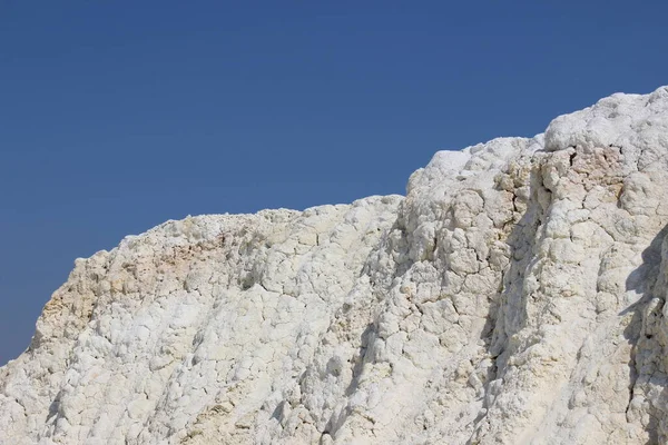 Beyaz kilden güzel bir arka plan. Toprak madenciliği,