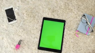 Modern kız essentials bileşimi: ayakkabı, defter, telefon, tırnak cilası ile dijital chromakey perde Merkezi.