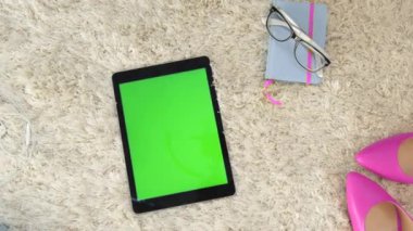 Moda aksesuarları ve dijital tablet ile merkezinde yeşil perde. Kavramı modern bir görünüm ve yaşam tarzı.