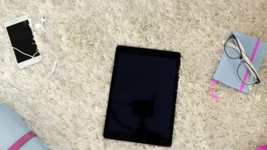 Dijital tablet ve kadın moda aksesuar üstten görünüm.