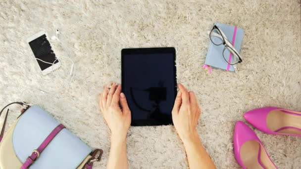 Mãos Femininas Navegando Internet Computador Tablet Digital Mulher Acessórios Negócios — Vídeo de Stock