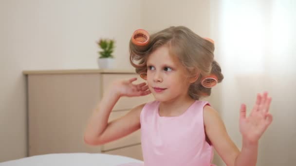 Мила Маленька Дівчинка Керлінгах Готується Вечірки Вдома Чарівна Блондинка Красивій — стокове відео