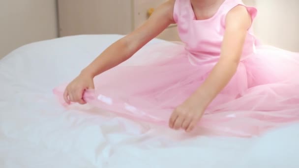 Menina Encantadora Vestido Princesa Rosa Sentado Cama Rolos — Vídeo de Stock