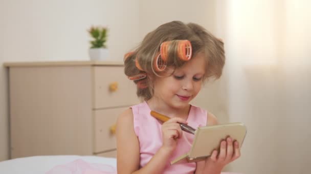 Adorable Fille Qui Maquille Qui Regarde Miroir Petite Princesse Mignonne — Video