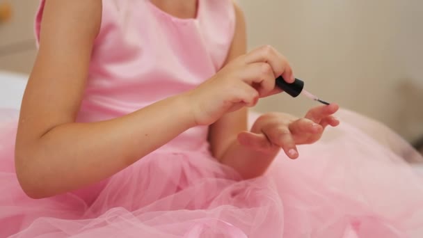 Sevimli Küçük Kız Tırnak Boyama Saç Yatak Odasında Yapıyor Parti — Stok video