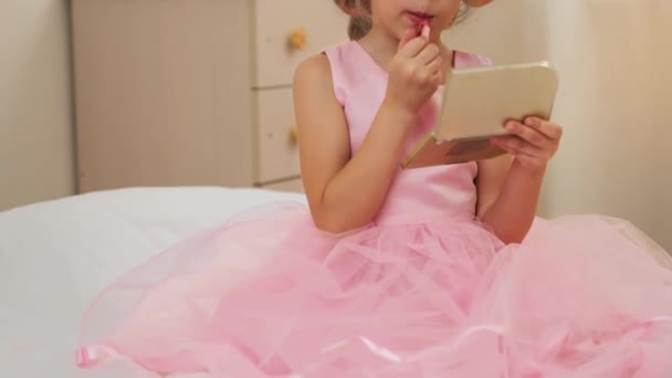 Красивая Девушка Готовится Вечеринке Дома Милые Детские Красящие Губы — стоковое видео