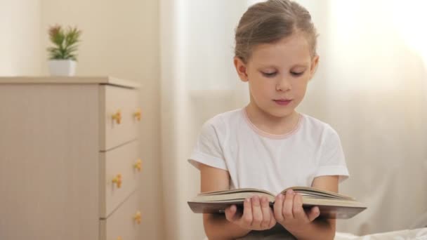 Bella Ragazza Che Legge Storie Casa Bambino Carino Con Libro — Video Stock