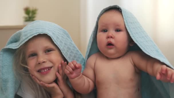 Schattige Kinderen Zitten Onder Handdoek Bad Schattig Zusters Kwekerij Kamer — Stockvideo