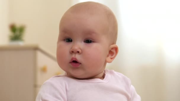 Lieve Babymeisje Blik Iets Met Nieuwsgierigheid Schattig Kind Zit Slaapkamer — Stockvideo