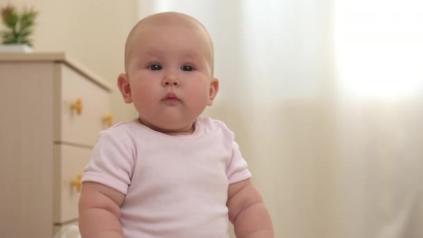 Adorable Niño Pequeño Sentado Cama Mirando Seriamente Hacia Futuro — Vídeos de Stock