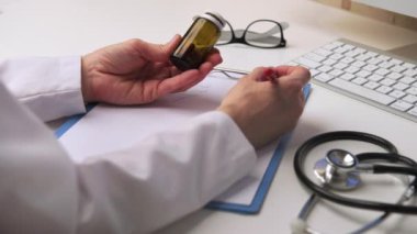 Doktor kliniğinde masada oturan ilaç reçete.