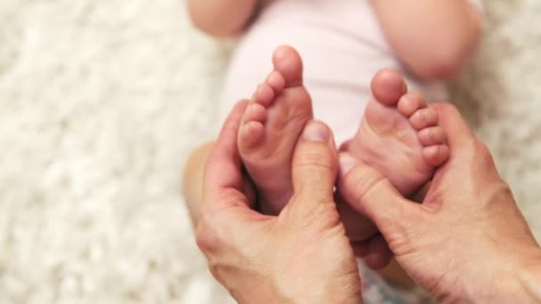 Primo Piano Delle Mani Della Madre Massaggiando Piede Del Bambino — Video Stock