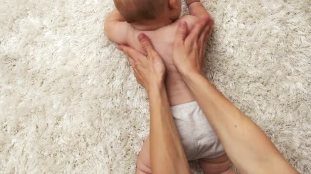 Weibliche Masseurin Bei Der Medizinischen Rückenmassage Für Säuglinge Gesundheitskonzept — Stockvideo