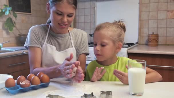 Mamá Joven Con Niña Preparando Masa Para Galletas Cocina — Vídeo de stock