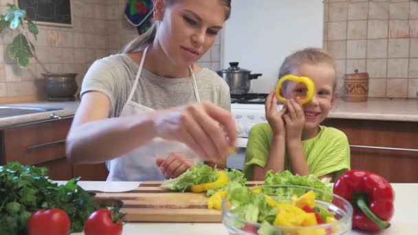 幸せな家庭料理サラダ プリティウーマン コショウ リングで遊んで娘と野菜の加工 — ストック動画
