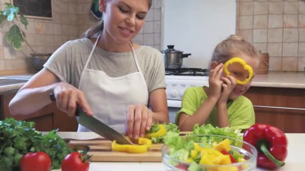 Linda Chica Preparando Comida Vegetariana Con Madre Casa — Vídeo de stock