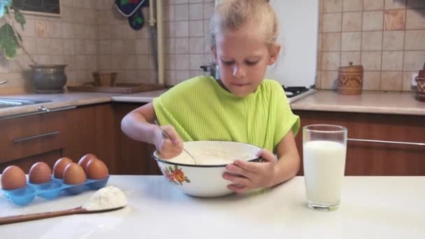 Κοριτσάκι Ζύμωμα Προετοιμάζοντας Πίτα Στο Τραπέζι — Αρχείο Βίντεο
