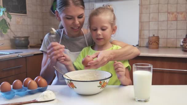 Hijita Rompiendo Huevo Masa Ayudando Madre Preparar Pastel Mesa — Vídeos de Stock