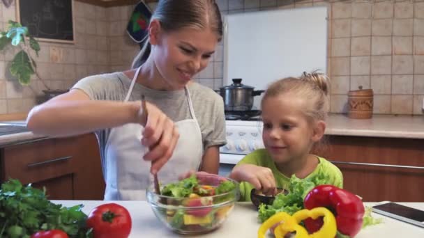 Ευτυχισμένη Μαμά Κόρη Προετοιμασία Vegan Σαλάτα Κοριτσάκι Αλάτισμα Φρέσκα Λαχανικά — Αρχείο Βίντεο