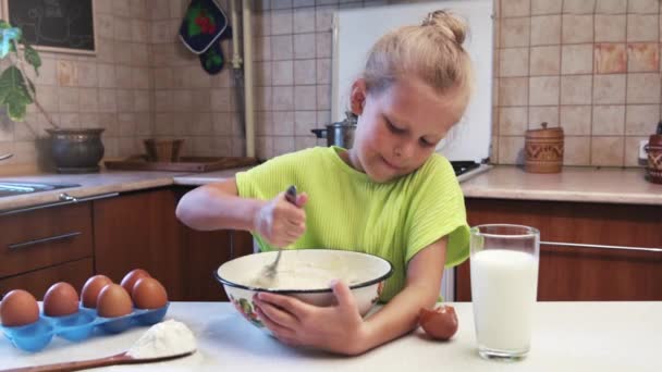 Adorable Fille Préparant Pâte Dans Cuisine Petit Enfant Cuisine Tarte — Video