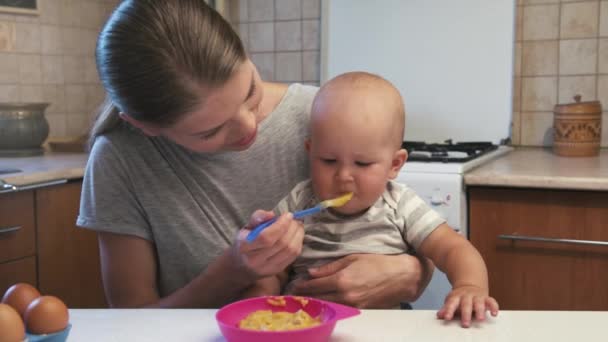 Madre Alimentando Hijo Pequeño Con Puré Bebé Cocina — Vídeos de Stock