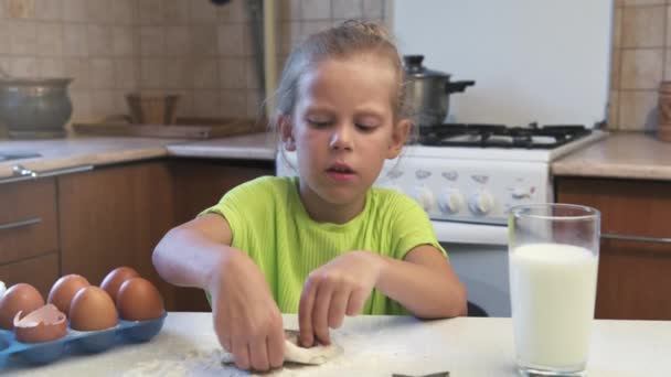 Μικρή Κόρη Κάνει Διακοπές Μπισκότα Από Ζύμη Στο Τραπέζι — Αρχείο Βίντεο