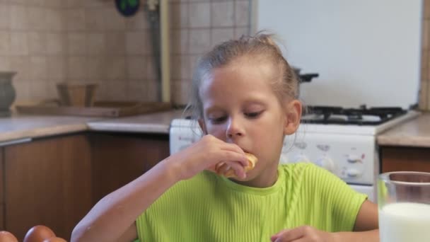 Linda Chica Comiendo Galletas Bebiendo Leche Interior Lindo Niño Desayunando — Vídeo de stock