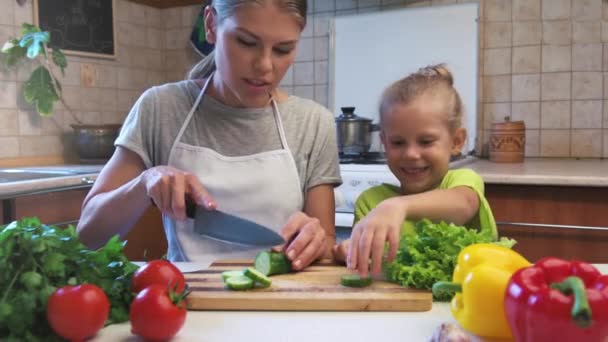 Ευτυχισμένη Οικογένεια Προετοιμασία Γεύματος Και Διασκεδάζοντας Μαζί Έννοια Υγιεινό Γεύμα — Αρχείο Βίντεο