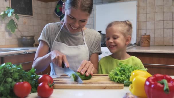 Радісна Дівчина Допомагає Мамі Готувати Їжу Молода Жінка Ріже Огірок — стокове відео