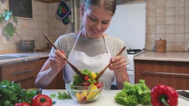 Çok gülümseyen kadın karıştırma kapta, taze sebze mutfakta yemek hazırlama.