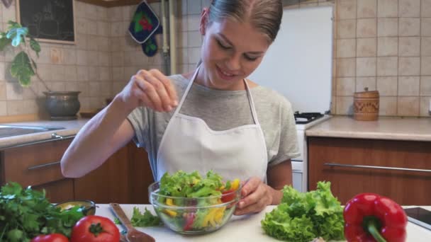 Genç Kadın Salata Baharat Önlük Vejetaryen Yemeği Evde Hazırlamak Kadını — Stok video