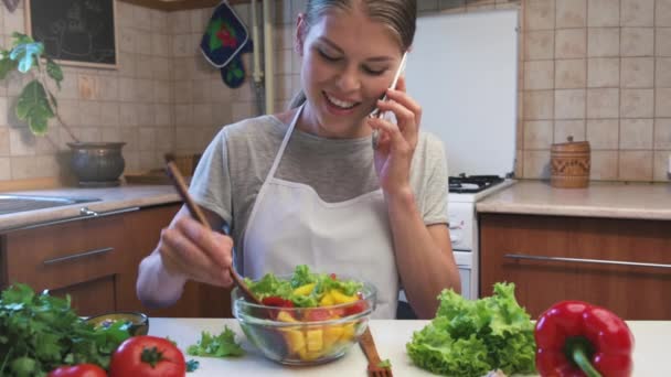 Vacker Kvinna Förbereda Sallad Och Prata Telefon Köket — Stockvideo