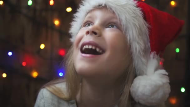 Милая Маленькая Девочка Санта Клаусе Ловила Конфетти Фоне Рождественских Огней — стоковое видео